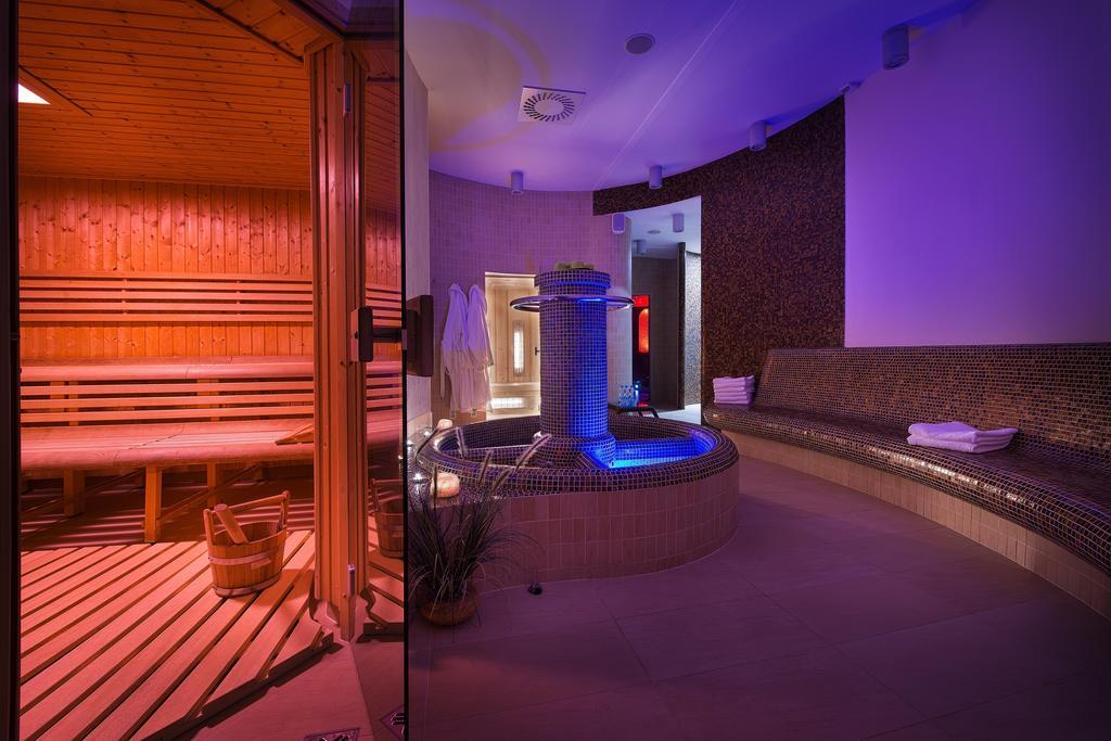 Wellness Hotel Diamant Hluboká nad Vltavou Exterior foto